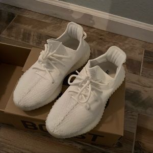 Cream Yeezy boost size 6. I wear a 7.5 in women’s.